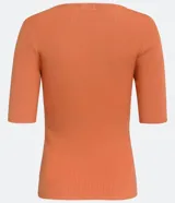 Blusa celeste de punto acanalado con cuello barco y mangas cortas.