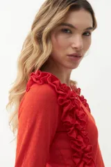 Remera color rojo con escote en V y volados laterales.