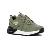 Zapatilla deportiva tipo trekking o lifestyle, color verde militar con detalles en naranja y negro. Presenta una capellada mixta de malla y material sintético, entresuela gruesa blanca y suela negra con relieve. En el lateral tiene un logo naranja con forma de número 71 y en el talón negro se lee "MAX PROTECT".