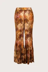 Pantalón de corte fluido y tiro alto con diseño de estampado animal print tipo serpiente en tonos tierra. Presenta una silueta acampanada con detalle de volado en el ruedo.