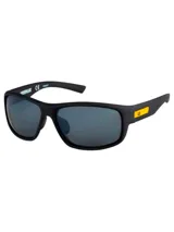 Lentes de sol Caterpillar modelo Fused con armazón envolvente de color negro mate y cristales polarizados oscuros. Presentan detalles en amarillo con el logo de la marca en las patillas y almohadillas nasales ajustables.