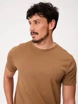Remera de manga corta color azul, con cuello redondo y diseño clásico, confeccionada con un pequeño logo bordado en el pecho.