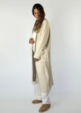 Tapado largo marrón de lana con tejido de punto acanalado, cuello con solapas y cierre con botones.