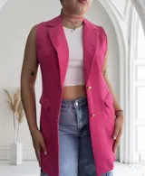 Chaleco fucsia sin mangas con solapas y cierre con botones dorados.