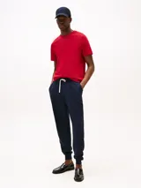 Remera de cuello redondo Tommy Hilfiger, confeccionada en puro algodón, con corte regular y logo de la marca bordado en el pecho.