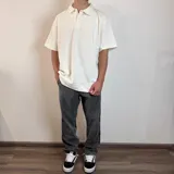 Jean de corte recto con acabado lavado en tono gris oscuro, confeccionado en denim resistente con diseño de cinco bolsillos.