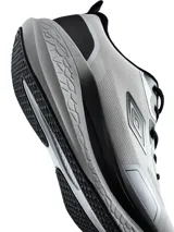 Championes deportivos Umbro modelo Belmo, color negro con suela blanca gruesa y amortiguación texturizada, diseño de malla transpirable y logo de la marca en el lateral.