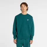 Buzo de cuello redondo New Balance, color verde oscuro, con logo de la marca bordado en pequeño en el pecho y puños y ruedo acanalados.