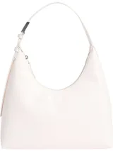 Cartera tipo hobo de piel sintética color blanco, con silueta fluida y cierre de cremallera superior. Posee un tirante de hombro ajustable con detalle de herraje negro.