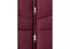 Campera puffer color bordó con capucha, cierre frontal con cremallera y diseño acolchado con costuras horizontales.