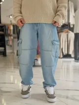 Pantalón cargo de denim en color celeste claro, de corte holgado y diseño con múltiples bolsillos en los laterales.