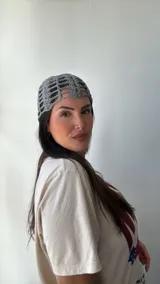 Gorro tipo cofia de crochet color gris, con diseño calado.