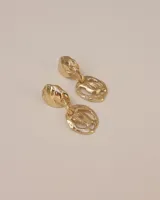 Aros colgantes dorados de diseño orgánico y acabado texturado, compuestos por un botón superior y un eslabón inferior perforado.
