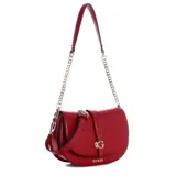 Cartera Guess tipo bandolera y bolso de hombro, color rojo con herrajes dorados y el logo de la marca en el frente. Cuenta con solapa frontal con cierre magnético, detalles de tiras con hebilla y una correa combinada de cuero sintético y cadena metálica.