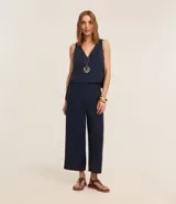 Pantalón pantacourt azul marino de viscosa con lazo delantero, cintura elástica y bolsillos delanteros.