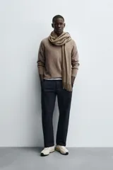 Polo de punto de corte regular fit, confeccionado en una mezcla de lana y cashmere. Presenta cuello solapa con cierre frontal de dos botones, manga larga y terminaciones en rib.