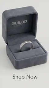 Anillo de acero inoxidable con diseño grabado de guarda griega en toda su superficie.