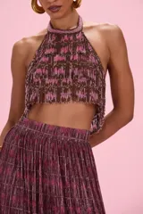 Top halter de mujer confeccionado en lurex marrón y rosado, con diseño bordado a mano de cuentas y flecos colgantes, con corte corto y escote cerrado al cuello.