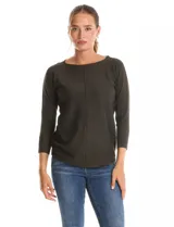 Buzo de tejido fino con cuello redondo, manga tres cuartos con puños acanalados y detalle de pespunte vertical en el frente. Presenta un diseño liso con aplique de botones en la espalda.