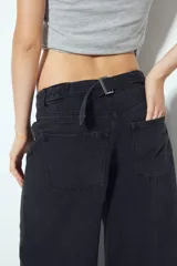 Jean de tiro bajo color negro, de silueta relajada y holgada, con deflecado en el bajo.