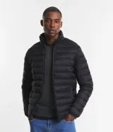 Campera puffer ultraligera de cuello alto con cierre frontal por cremallera y bolsillos laterales. Diseño acolchado con acabado liso.