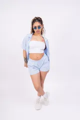 Short celeste a rayas verticales blancas, de lino con lycra y cintura elastizada.