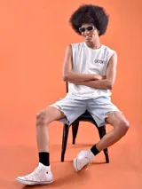 Musculosa gris claro con estampado de la palabra 'Goofy' en el pecho.