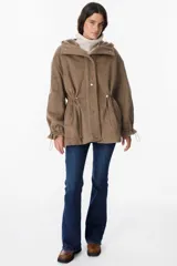 Campera de paño con capucha, cierre frontal con botones a presión y cordones ajustables en la cintura. Presenta un diseño de corte recto con mangas largas y puños ajustables.