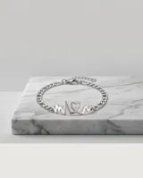 Pulsera de acero plateada con cadena eslabonada y dije central que combina un electrocardiograma con la palabra mamá y un corazón.