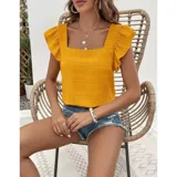 Blusa de color amarillo con textura fruncida, cuello cuadrado y mangas cortas con volados.