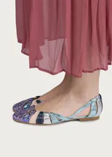 Bailarinas Defloresyfloreros modelo Flor de Cerezo Navy, con diseño de tiras entrelazadas en la parte delantera y puntera redonda con purpurina violeta. Presentan una combinación multicolor de tonos azul, celeste, plateado, rosa y violeta con acabados metalizados y brillantes, y talón cerrado en tono plateado. Incluyen un tacón plano de baja altura.