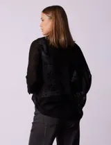 Cárdigan tejido color beige, marca Joseph A, de mangas largas y calado con motivos florales.