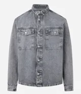 Camisa masculina de denim de algodón con efecto marmolado, corte oversized tipo boxy, cuello camisero, mangas largas, cierre frontal con botones y dos bolsillos frontales con solapa en el pecho.