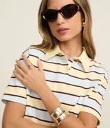 Blusa tipo polo de algodón a rayas horizontales en tonos celeste, amarillo y marrón.