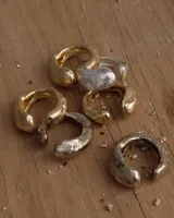 Anillo de diseño orgánico con textura irregular, realizado artesanalmente en metales macizos.