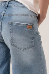 Bermuda de jean celeste con lycra y mini roturas.