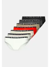 Pack de siete bombachas tipo bikini de tiro medio, confeccionadas en algodón elástico. Presentan una cintura elástica con el logo de la marca repetido en contraste.