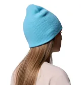 Gorro de lana tejido en canalé, color celeste, con ajuste holgado y pequeña etiqueta con el logo de la marca.
