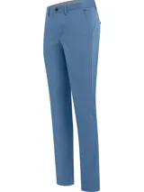 Pantalón chino de corte slim con pierna recta, color celeste. Confeccionado en algodón pima elástico.