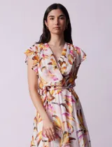 Vestido largo estampado de flores, marca Donna Ricco. Escote en V cruzado, mangas cortas con volados y lazo de ajuste en la cintura.