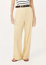 Pantalón de vestir color beige claro, de tiro alto y corte recto ancho, con pinzas frontales y cierre oculto.