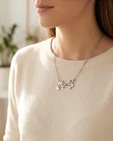 Collar de acero quirúrgico con dije personalizado que incluye la palabra 'Mamá' en tipografía cursiva.
