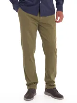 Pantalón de gabardina verde militar, corte regular fit y tiro medio, con bolsillos laterales y traseros.