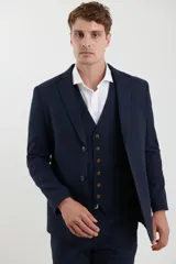 Saco azul oscuro de corte clásico, con solapa de muesca, cierre de dos botones, tres bolsillos delanteros y puños con cuatro botones.