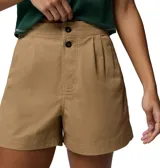 Short de sarga color beige, de talle alto y corte holgado con pinzas frontales. Cuenta con bolsillos laterales y presillas para cinturón.
