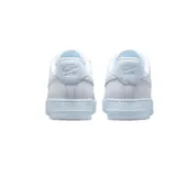 Championes Nike Air Force 1 07 Premium de corte bajo, color blanco con acabado mate y suela con efecto moteado. Presenta el diseño icónico de la marca con el logo Swoosh lateral y detalles perforados en la puntera.