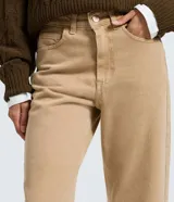 Pantalón recto de corte cropped, confeccionado en sarga de algodón. Presenta cintura con trabillas, cierre frontal con botón y cremallera, y bolsillos funcionales en el frente y en la parte posterior.