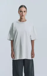 Remera de corte holgado con hombros caídos y cuello redondo, confeccionada en algodón premium.