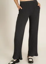 Pantalón de tiro alto confeccionado en tejido de punto acanalado ancho, con silueta de pierna ancha, cintura elastizada y bolsillos laterales.