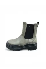 Bota Chelsea de cuero sintético marrón, con paneles laterales elásticos negros, suela chunky acanalada de goma negra y presilla trasera.